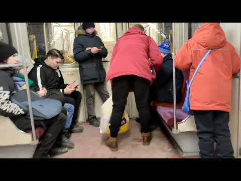 Вагон с польским бархатом в метро Санкт-Петербурга. 23.02.2023 Фрунзенско-Приморская линия