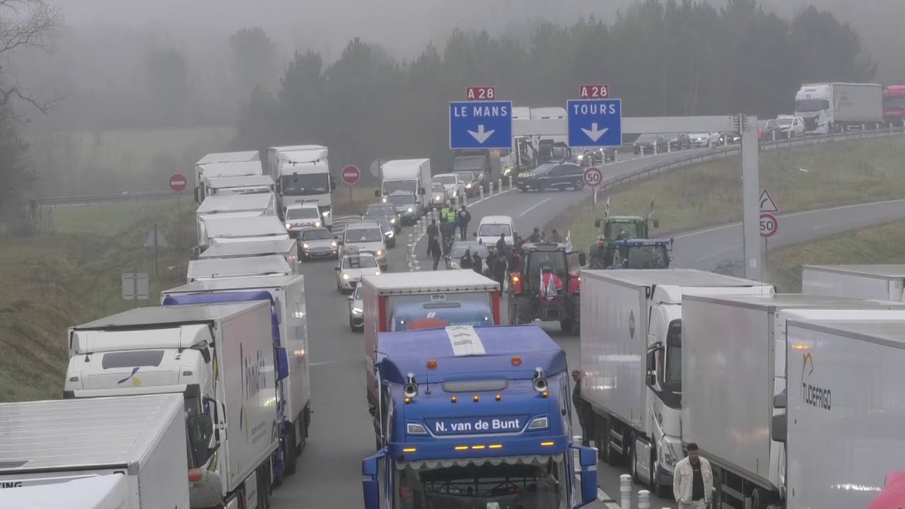 Colère des agriculteurs : les cargaisons étrangères bloquées aux péages