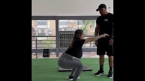 Agachamento com elevação frontal