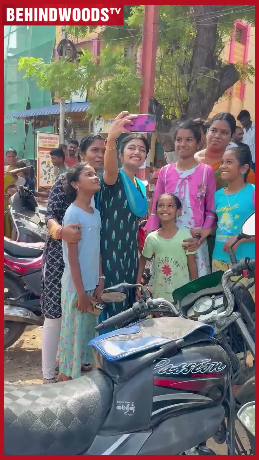 'Archana அக்கா Selfie Kaa' ?Boys, Kids, Girls-னு எல்லா Age Group Fans-ம் பிடிச்சுட்டாங்க...Archana