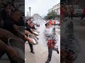 Ref:7OW4e_iup64 The groom's family must accept the water splashed by the bride's family. the wetter the water, t