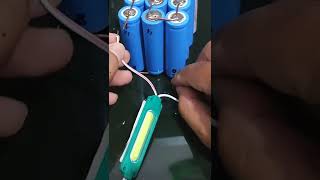 Test baterai 3,7 volt yang di rangkai menjadi 12 volt, hasilnya mantapp.