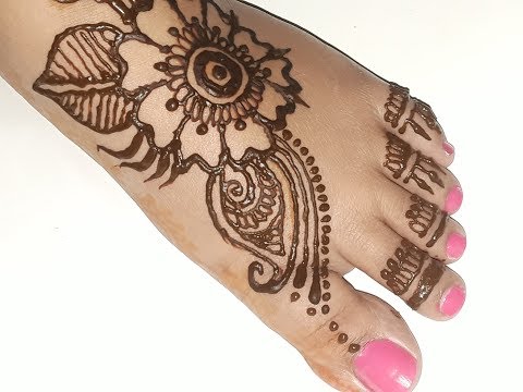 Simple upper leg mehndi design.