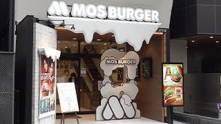 「白いモスバーガー」登場　看板も制服も白く