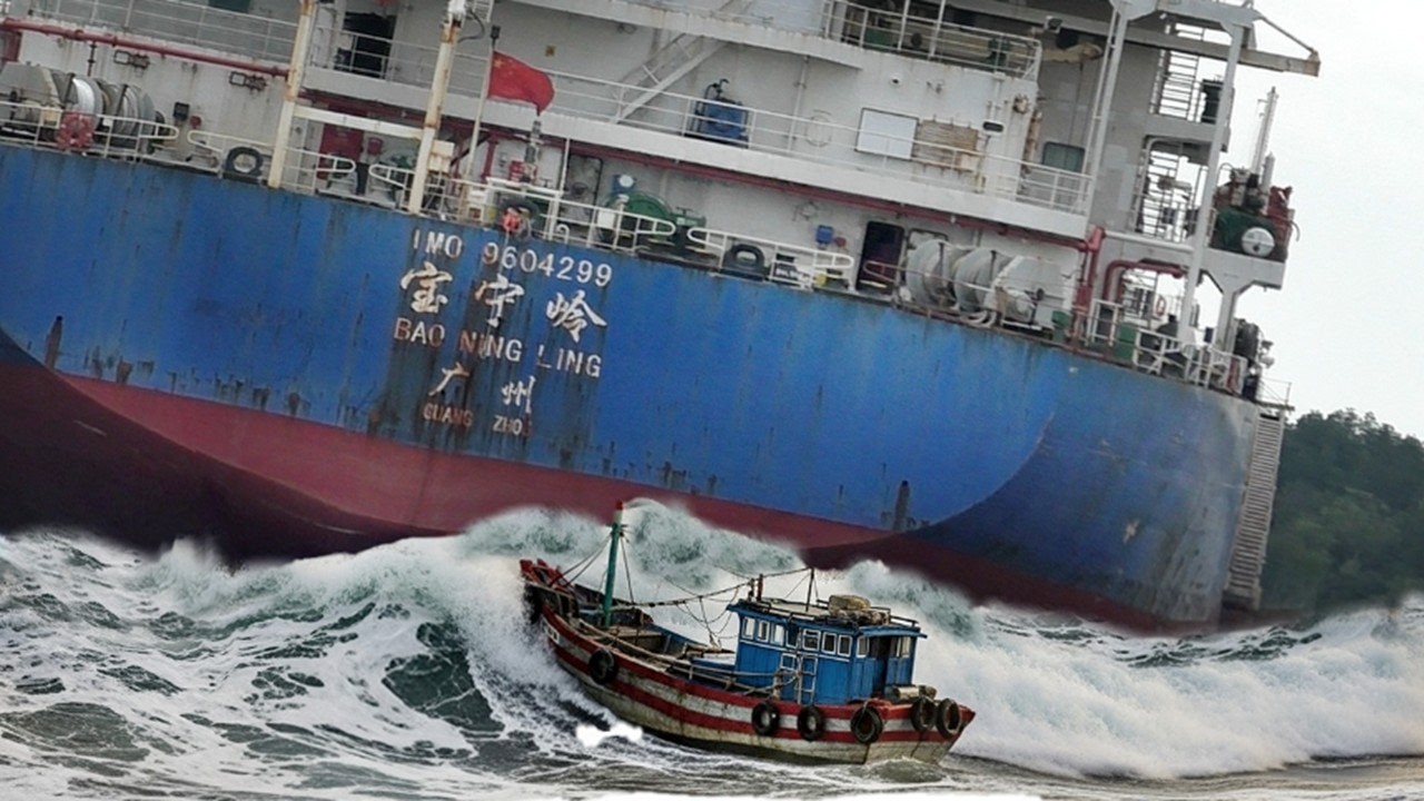 Sharp Turn , Heavy Metal: Bulk Carrier Defies the Bend