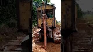 Trator De Esteira Com Guincho Ficando Moura O De Cerca