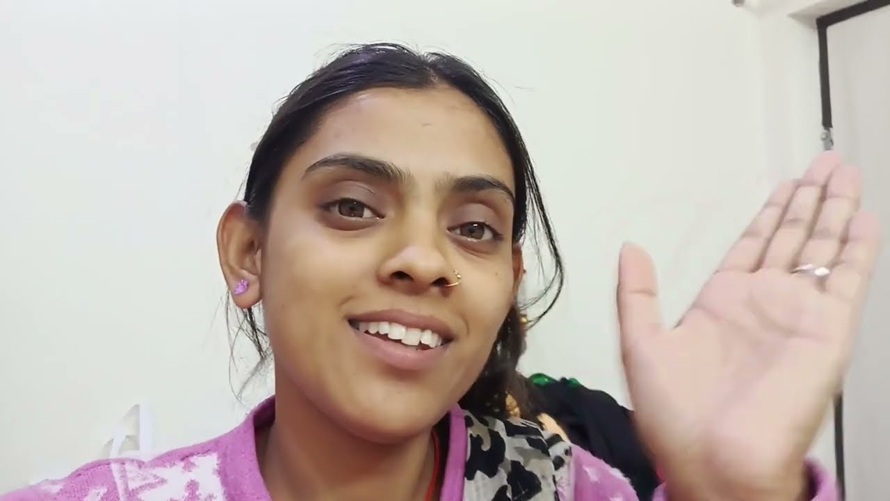 Aaj thi parlour me makeup or hair style ki booking 🫰