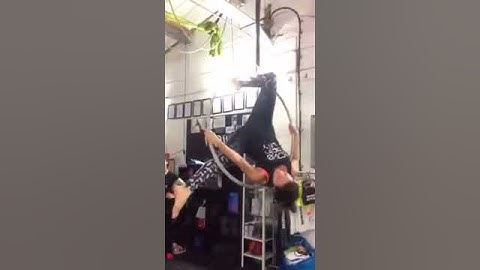 Aerial hoop - splits on top bar - poisson - straddle V - wi