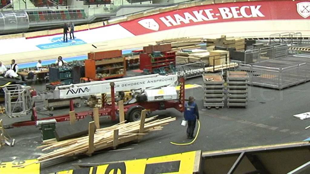 Aufbau der Bahn für das Bremer Sechstagerennen 2013