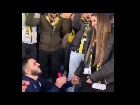 Fenerbahçe Tribününde Evlenme Teklifi ! ❤