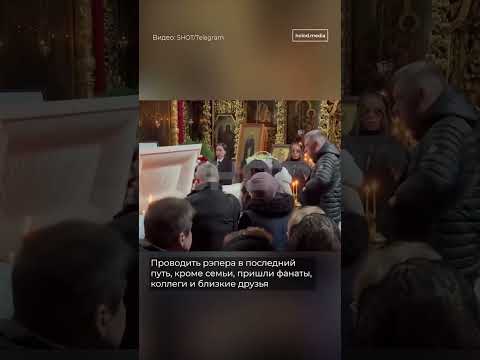Фанаты, которые не смогли попасть на территорию храма, пытались перелезть через забор