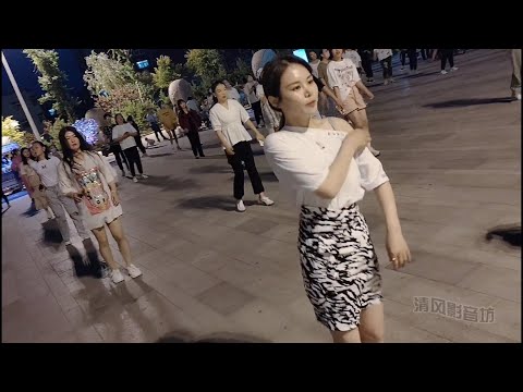 你們要看的白衣女孩丹丹來領舞了，差點把衣服都跳掉了，她身后全是你想看的。