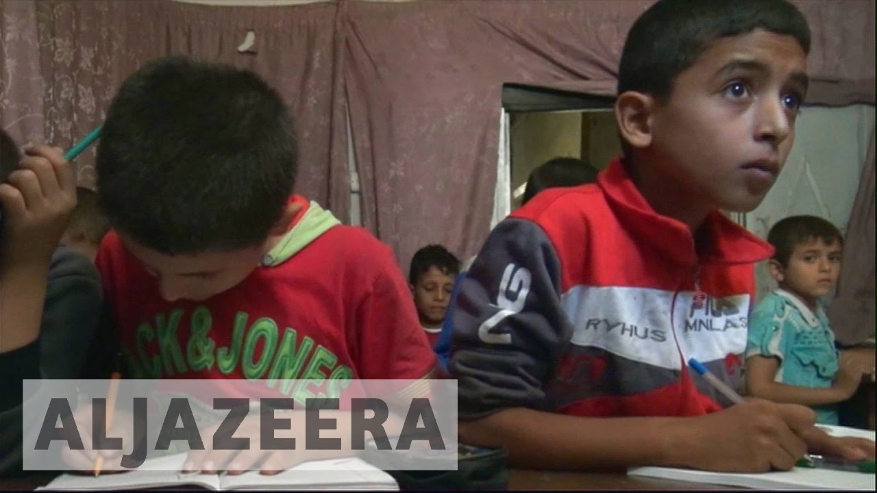 أطفال يرتادون مدرسة سرية في حلب بسوريا