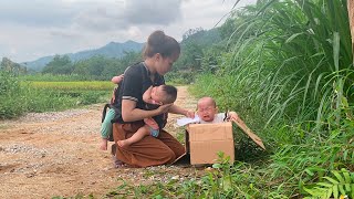 Single mom - Collecting scrap to sell & Discovering an abandoned child on the side of the road