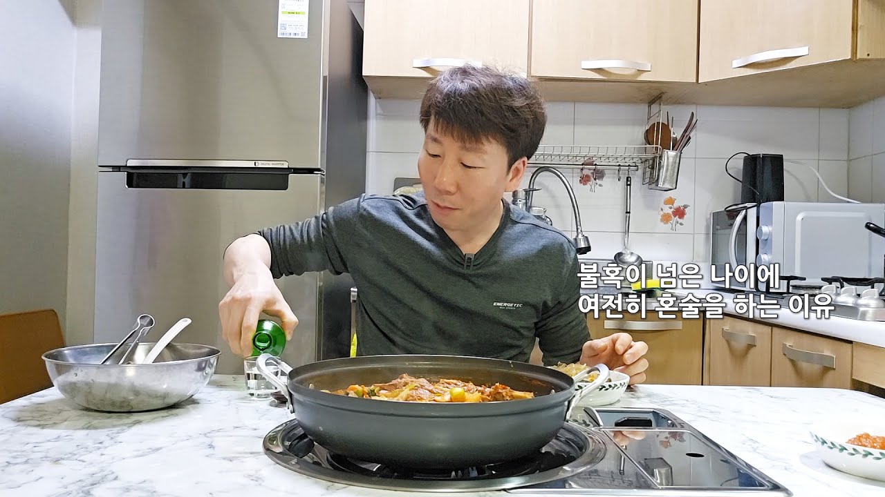 무료한 주말 저녁 감자탕에 소주 한잔하는 40대 직장인의 하루.(타향골 따귀탕)