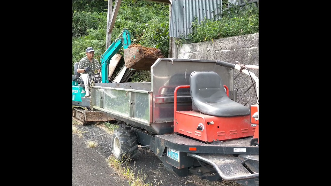 コマツPC03（改）で堆肥の積込み