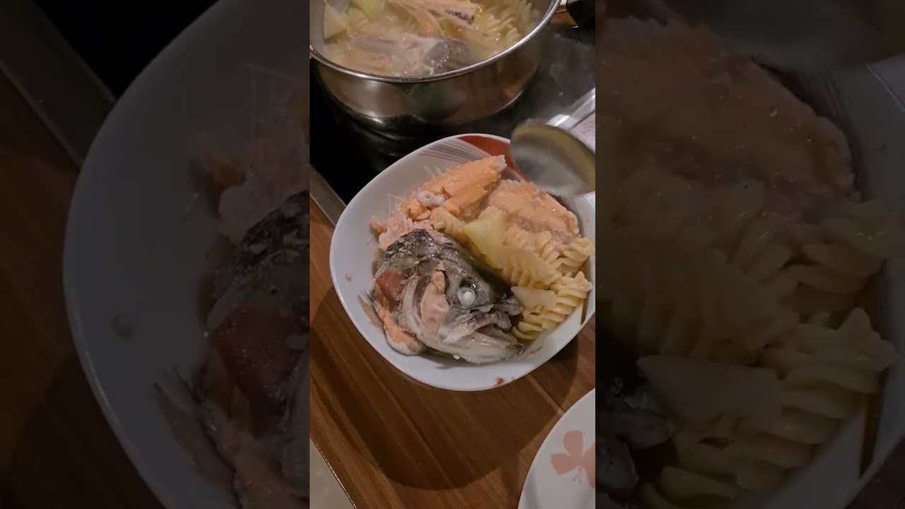 hund hilft beim angeln . сабака помогает ловить рыбу.  Dog helps with fishing .