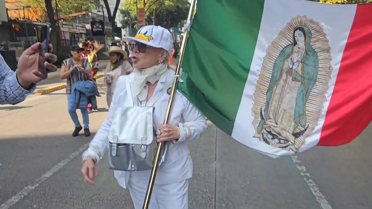 TREMENDO RIDÍCULO DE LAURA ZAPATA EN LA "MARCHA FIFÍ"!! ARREMETE CONTRA 