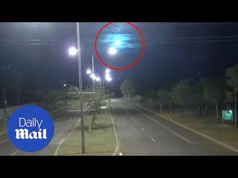 Meteor causes blue and purple light to illuminate the sky over Australia