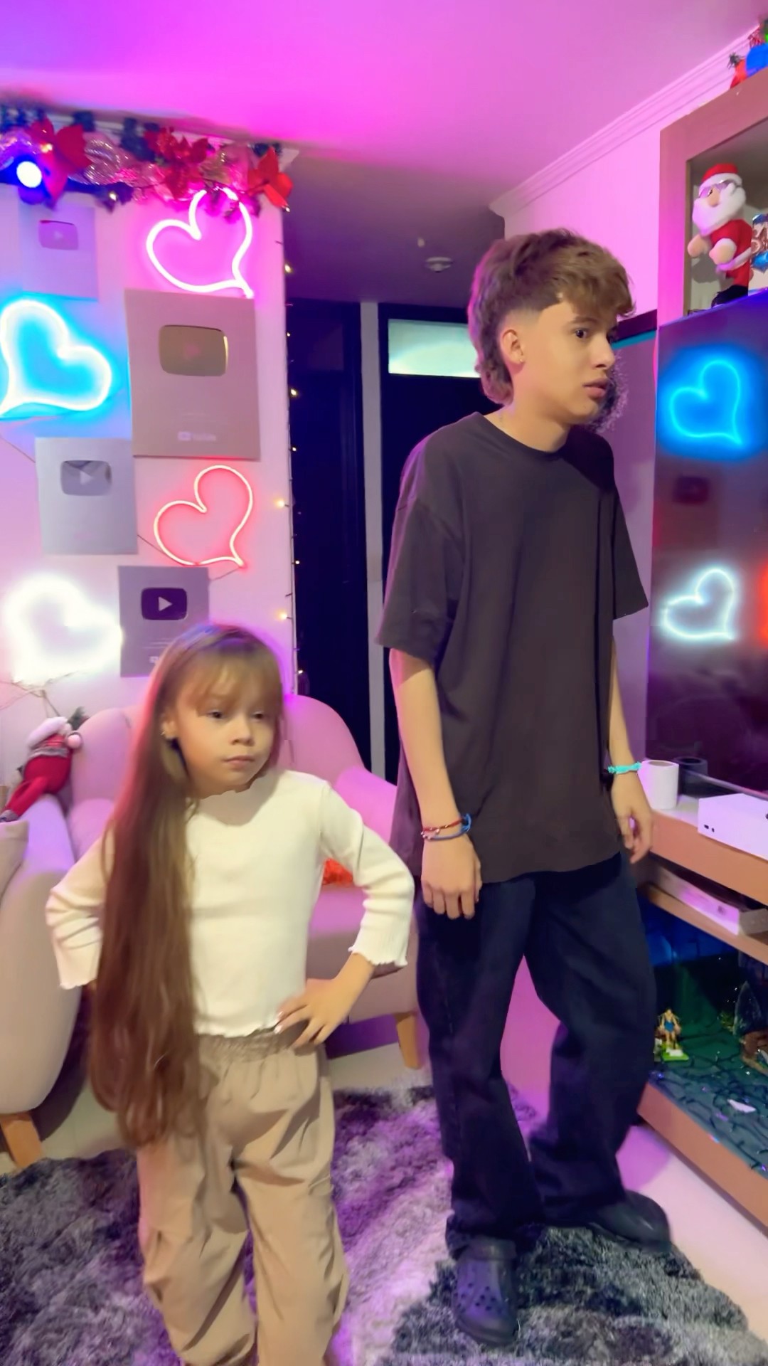 Mi hermana es un poquito celosa ?#humor #cosasdefamilia #comedia #shortviral #navidad