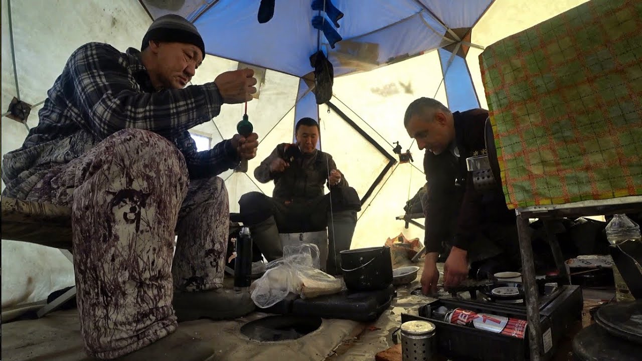 Этот дикий утренний клев не даёт рыбакам даже позавтракать! Якутия Yakutia
