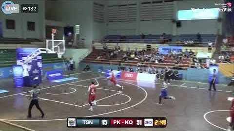 Nguyễn Văn Hùng (Phòng không - Không Quân) úp rổ dũng mãnh