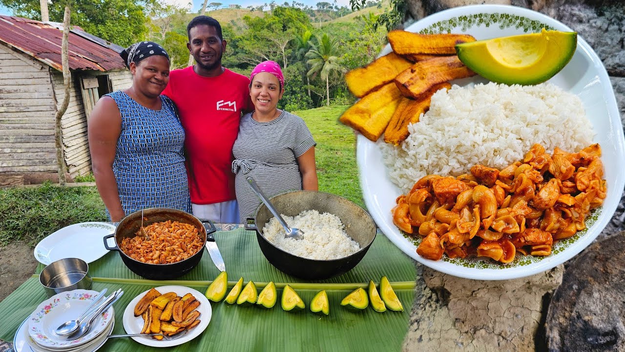 Con Pechuga De Pollo y Mantequilla Espaguetis Rojos I Comida Típica. La vida del campo