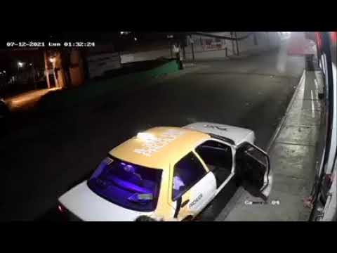 Taxista da brutal golpiza y arrastra a mujer en Pachuca