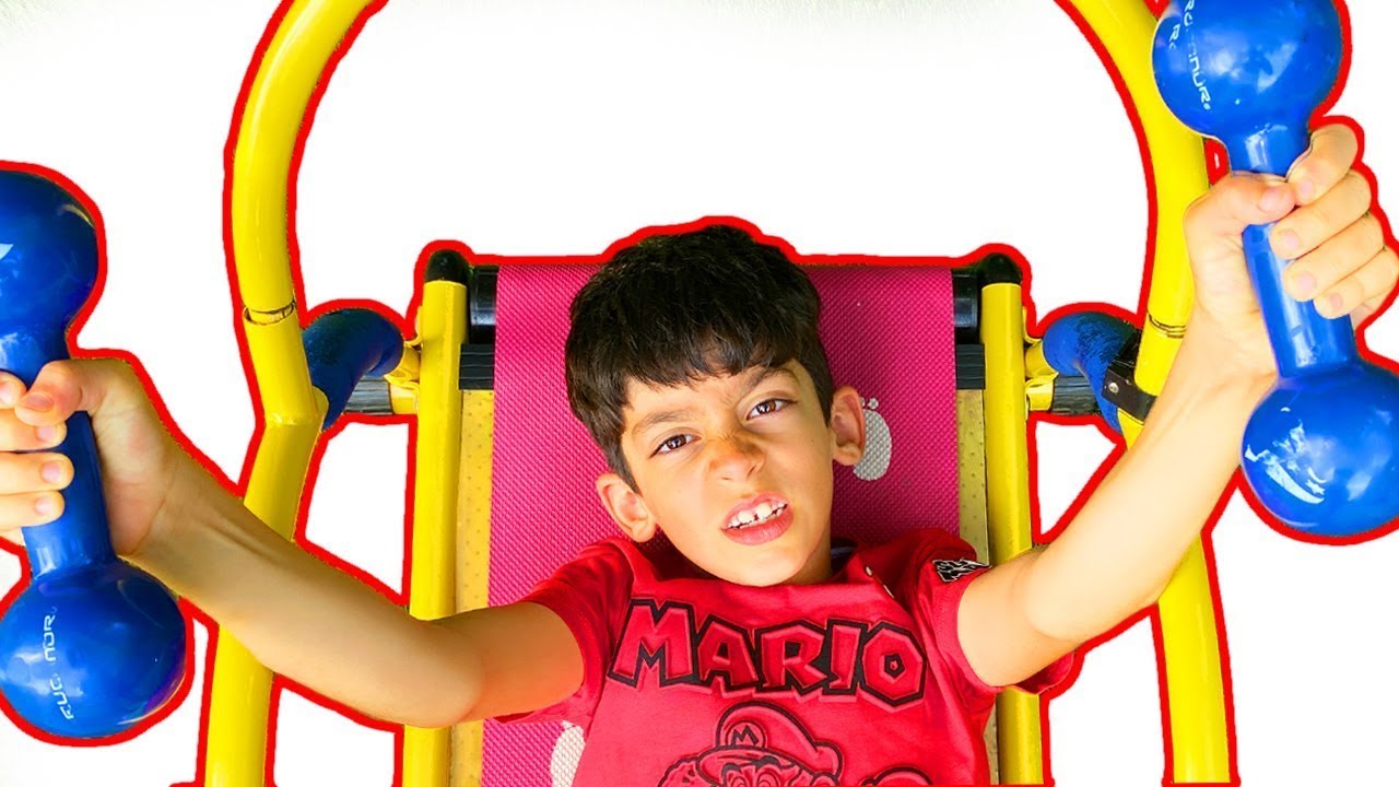 Jason vuole essere forte. Gli sport sono molto utili per i bambini. Allenamento sportivo.Jason Vlogs