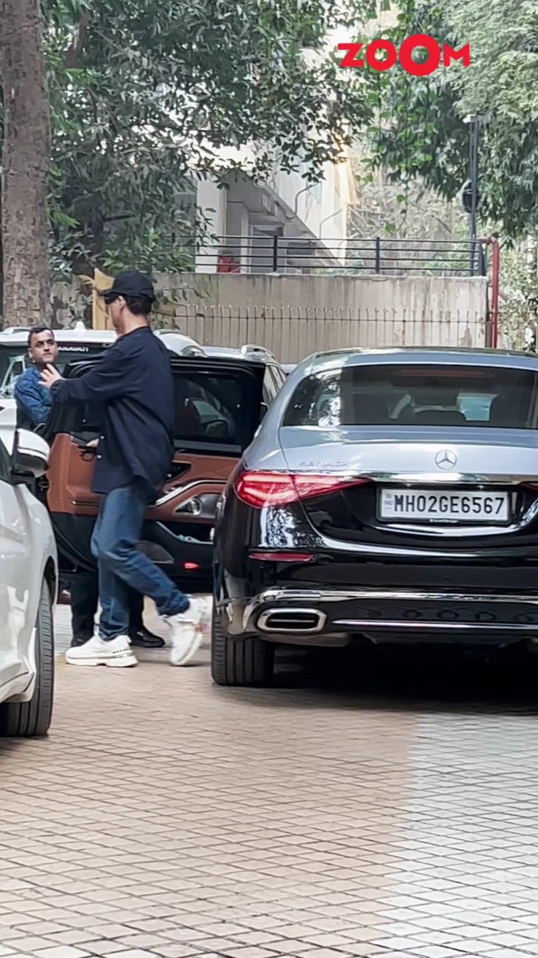 Karan Johar RUSHES inside Karisma Kapoor's residence after Saif's STABBING news #shorts