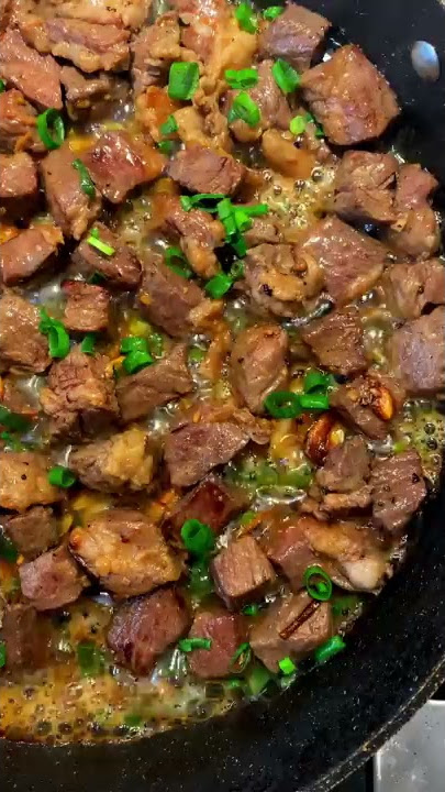 Jika Anda pecinta bawang putih dan pecinta steak, Gigitan Steak Bawang Putih ini akan membuat Anda terpesona!