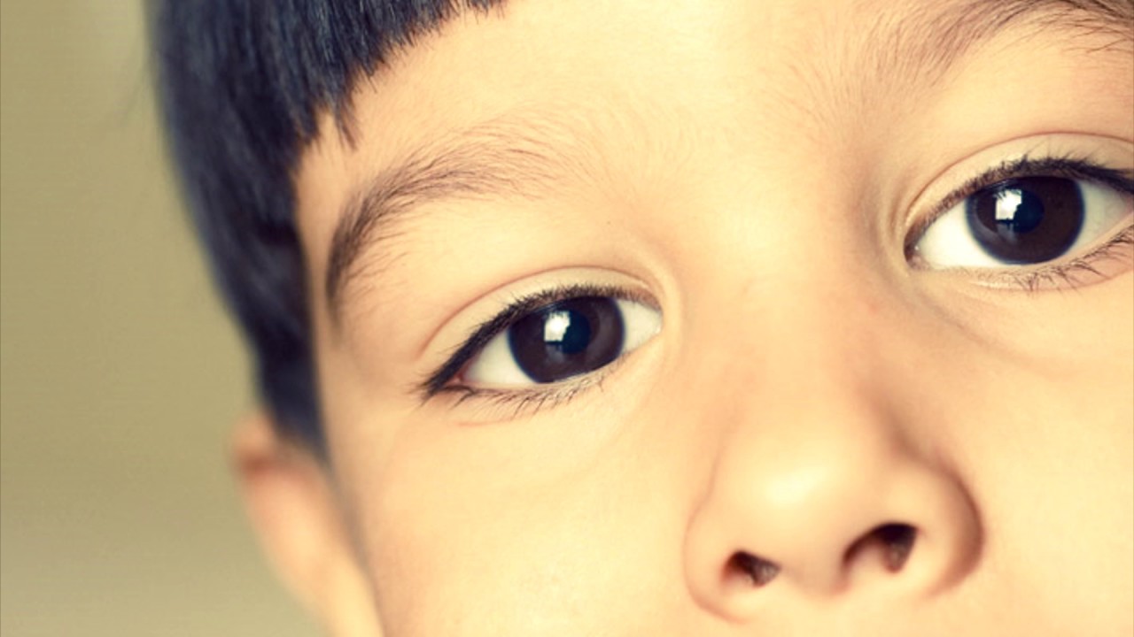 Песня глазами мальчика. Глаза мальчика. Дети с карими глазами. Серо-карие глаза у ребенка. Карие глаза мальчика.