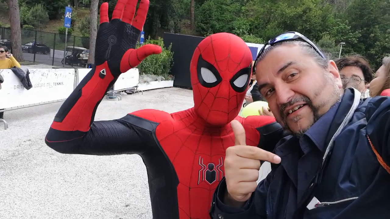 Tom Holland In Spider Man Official Saluta I Fan Col Salutatore Hello tom-holland-in-spider-man-official-saluta-i-fan-col-salutatore-hello