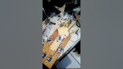 Mano robotica con programacion en arduino controlada por Bluetooth