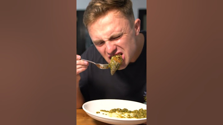 Bule makan RENDANG