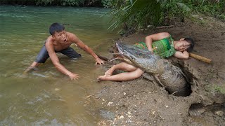 Primitive Life - Finding fish in mud cracks secret hole - fish trap and catch fish - unique fishing