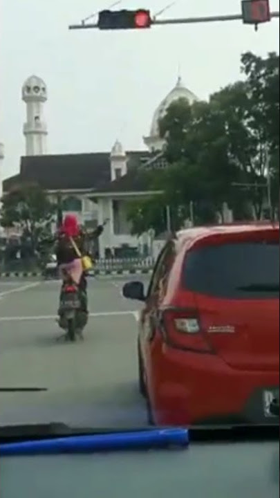 emak-emak joget di atas motor pas lampu merah