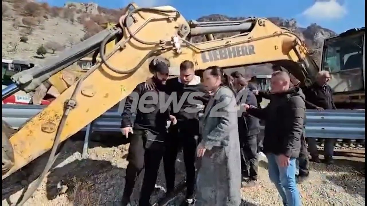 “Poshtë hajdutët!”/Grushte,shkelma e shkopa gome drejt protestuesve,përshkallëzon protesta në Rrjoll