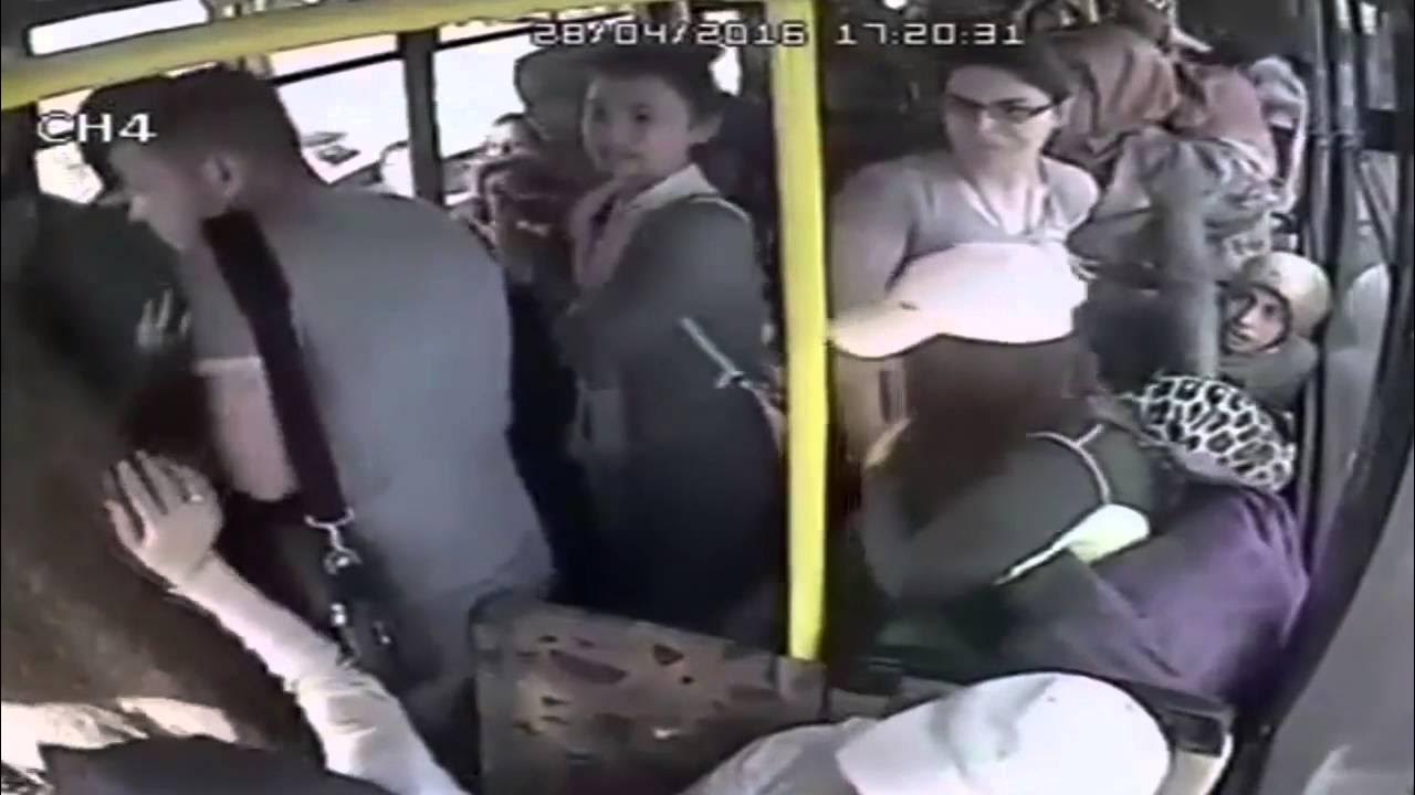Облапал в автобусе. Лапанье девушек в автобусах. Трогает в общественном транспорте. Тискают девку в автобусе.