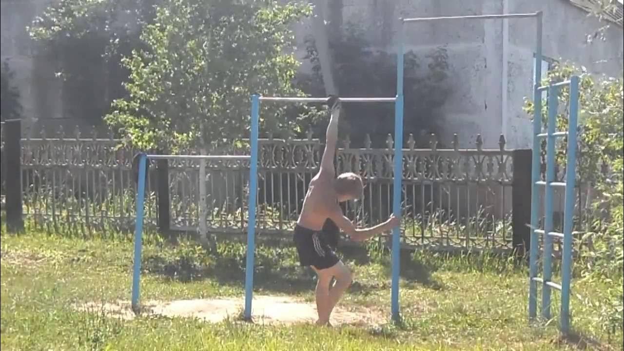 Выход беса на турнике. Дьявол в мыслях. Выход беса. Ангел на турнике. Изгоняющий дьявола одержимая.