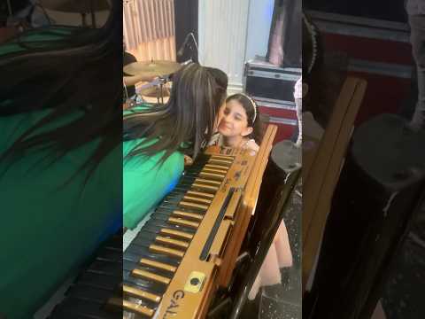 الفرح قلب حنية طفلة صغيرة فاجئتني بوردة وبوسة وأنا بعزف 