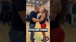 Profesjonalny egzorcysta i potężny demon. Kto wygra? #zabawne #aicore #śmieszne #sora2 #heheszki