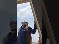 يمني يستعرض مهاراته بالقنص و يقنص سيجاره من فم صديقه
