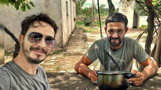 ¡Esto es pura VIDA! | "CAMPESINO en un REMOTO lugar me SORPRENDE con LUJOSO plato bajo la PARRA"