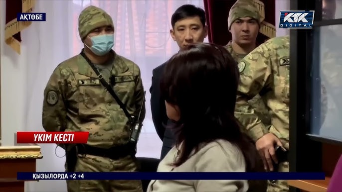 Емтихан тапсырып жатқан оқушы қыздың видеосы.