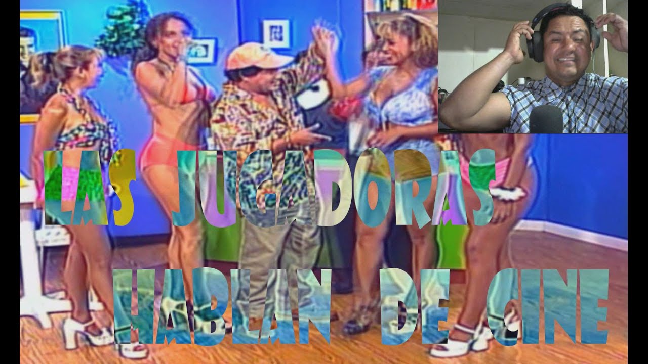 LAS JUGADORAS reciben chapas del machucao MONICA ADARO Y SARA MANRIQUE