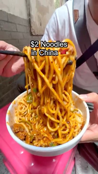 $2 Spicy Noodles in Chengdu China