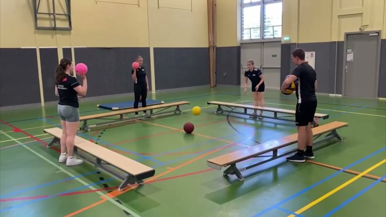 Leren training geven in de sport: warming up oefening: Ballen mikken