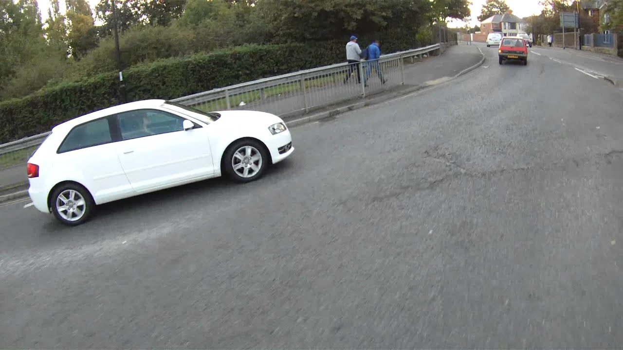 KS10OGL fails to give way on roundabout - YouTube