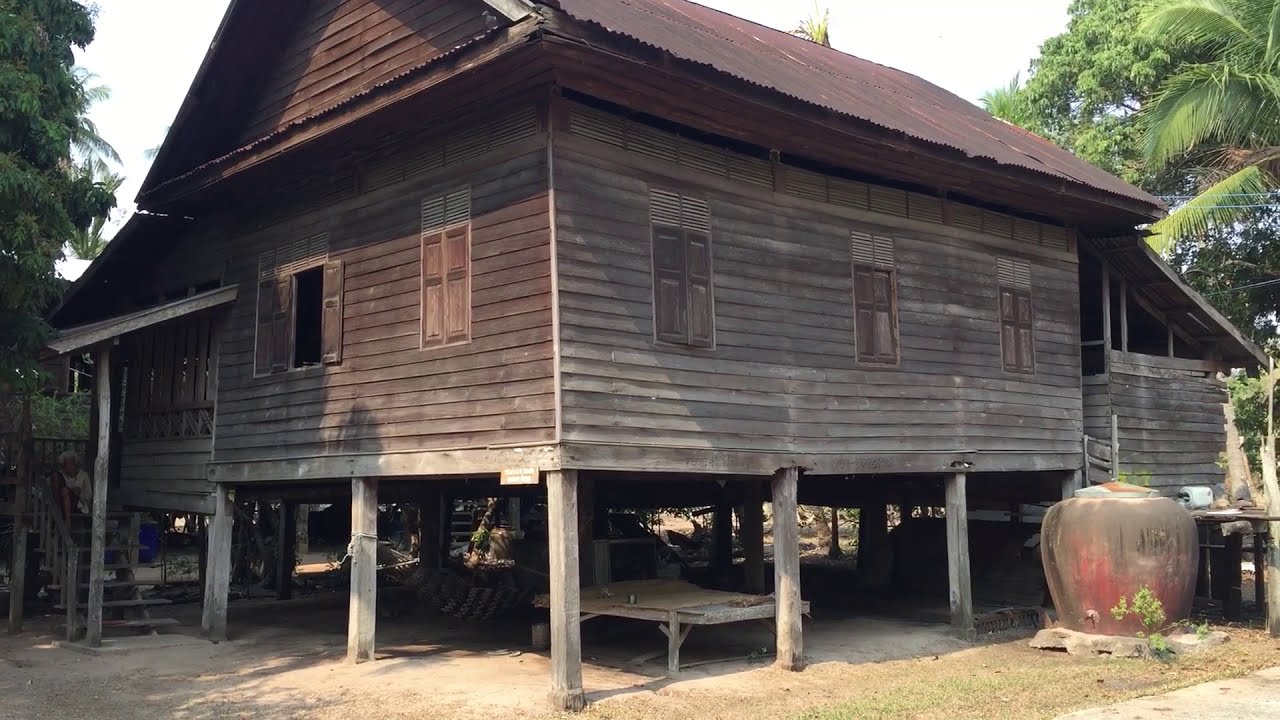 บ้านไม้โบราณอายุเกือบ100ปี จ.สุรินทร์ ติดชายแดนไทย-กัมพูชา